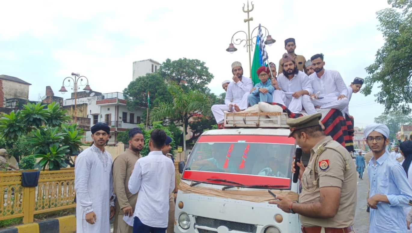 बारावफात जुलूस में फर्जी पास पर पुलिस का शिकंजा, कई वाहन रोके, पैदल भेजे गए लोग