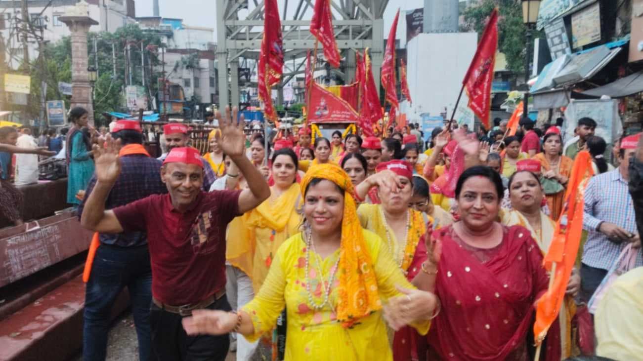 भगवान झूलेलाल की शोभायात्रा का दशाश्वमेध व्यापार मंडल ने किया स्वाग