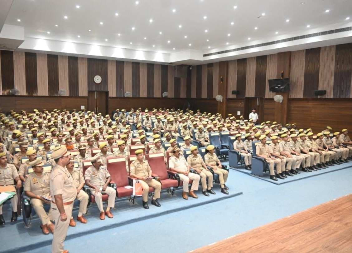 यूपी-112 की सेवाओं को और बेहतर बनाने पर पुलिस आयुक्त ने की समीक्षा बैठक