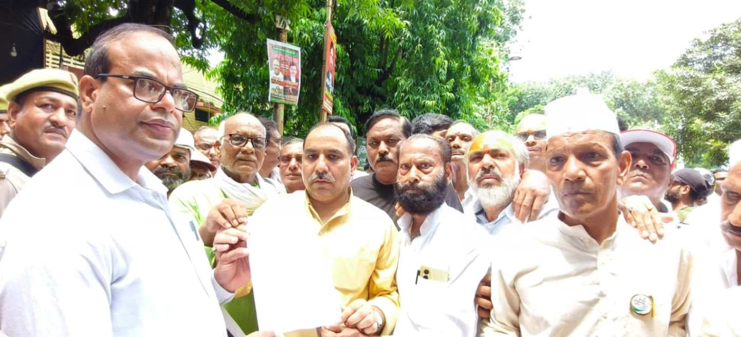 वाराणसी में राजनीतिक कार्यकर्ताओं की निगरानी का विरोध, विपक्षी दलों ने पैदल मार्च कर सौंपा ज्ञापन