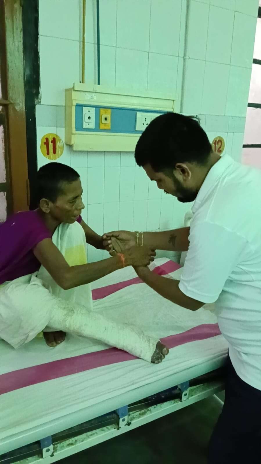 रक्षाबंधन पर अस्पताल में दिखा रिश्तों का अपनापन, लावारिस मरीजों ने अमन कबीर को माना अपना भाई...