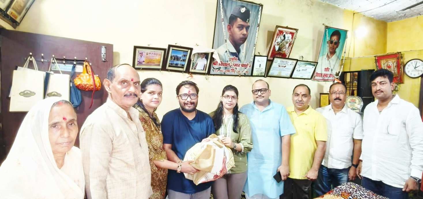 बलिदानी की बहनों से कांग्रेसजनों ने बंधवाई राखी, वीडियो कॉल से अजय राय ने लिया कुशलक्षेम....