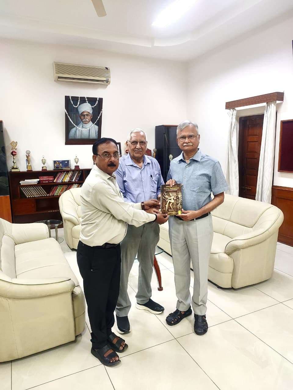 ‘मेनिफेस्टेशन ऑफ शिव महादेव’ पुस्तक कुलपति प्रो. चतुर्वेदी को भेंट