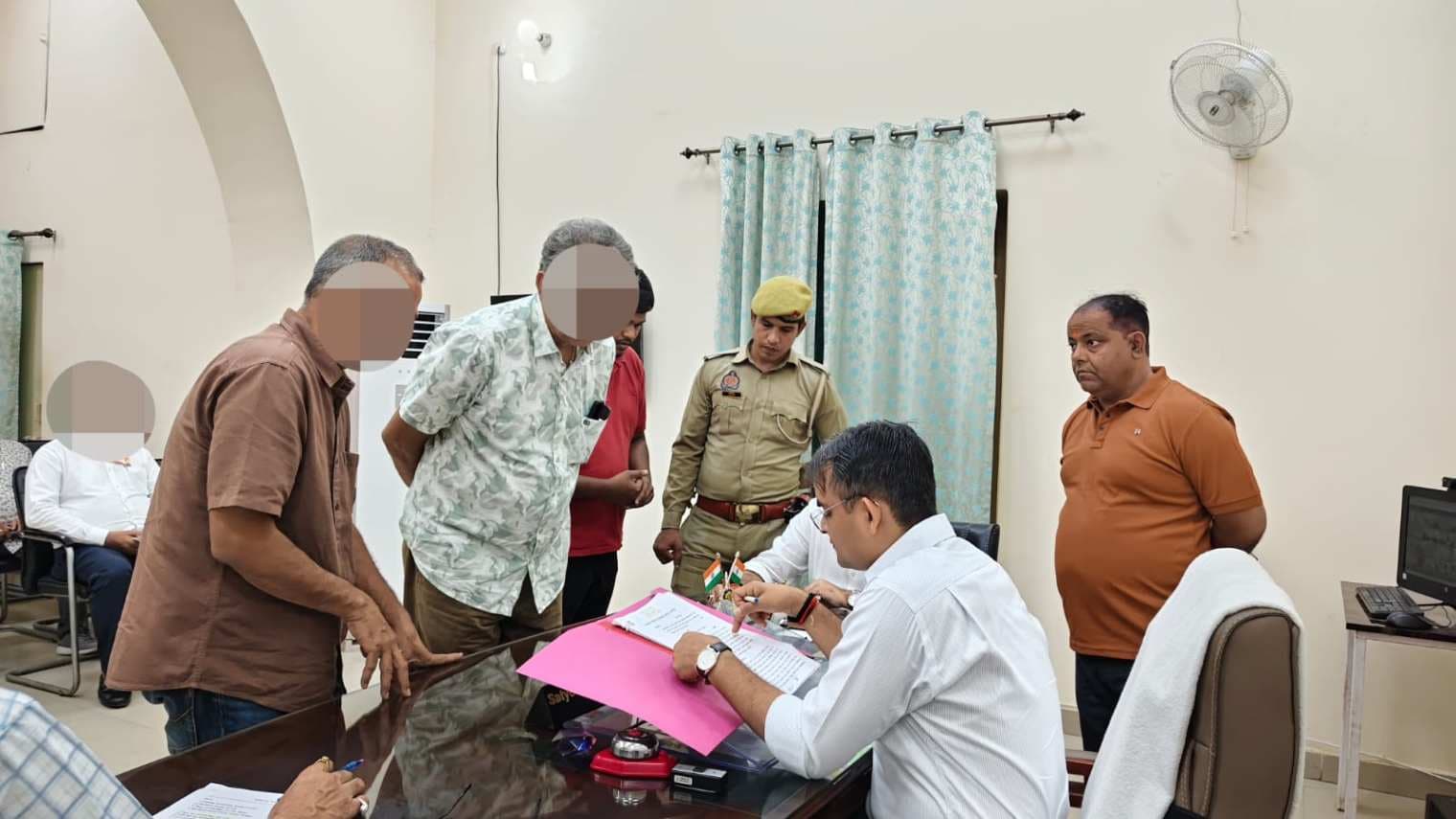 जनता दर्शन में डीएम ने सुनीं फरियादियों की समस्याएं, समय सीमा में संतुष्टिपरक  निस्तारण पर जोर 