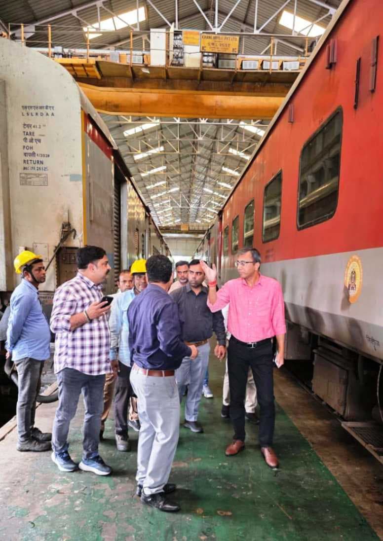 बनारस कोचिंग डिपो में सुरक्षा उपकरणों की जांच, डीआरएम ने दिए नियमित निगरानी के निर्देश...