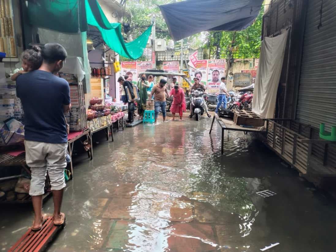 भारत रत्न बिस्मिल्लाह खान के घर के बाहर बह रहा सीवर का पानी, दूसरे गली में विधायक लगा रहे झाड़ू