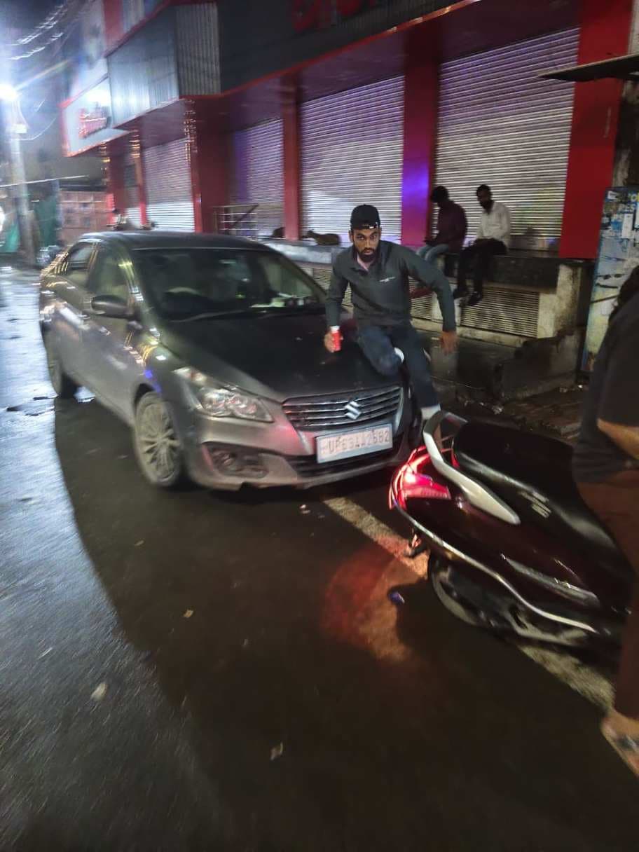 साजन तिराहे पर कार में बैठकर रील बना रहे तीन युवक गिरफ्तार, वाहन सीज