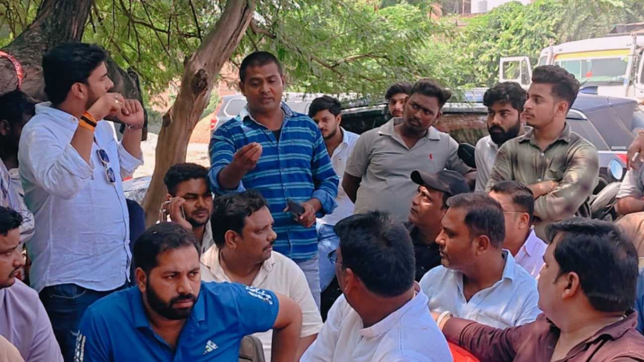 ओवरलोड बालू वाहनों पर कार्रवाई की मांग, ट्रक ऑपरेटर एसोसिएशन ने अधिकारियों को सौंपा पत्र