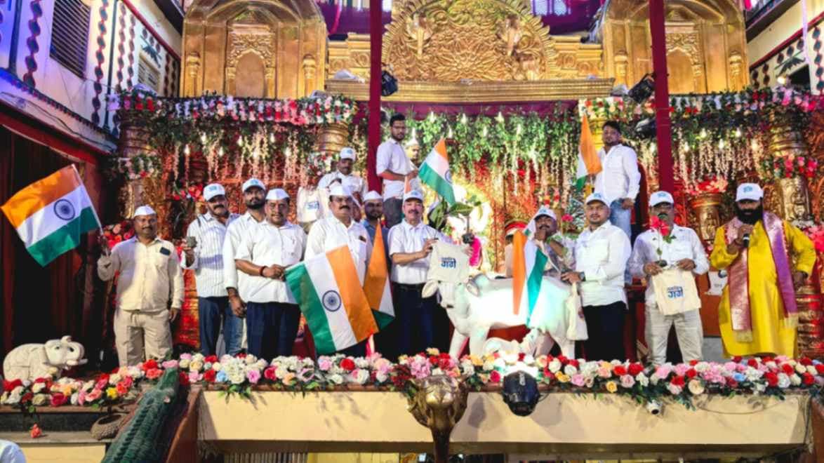 गणपति बप्पा के दरबार से पर्यावरण का संदेश, श्रद्धालुओं को बांटे पौधे और कपड़े के झोले
