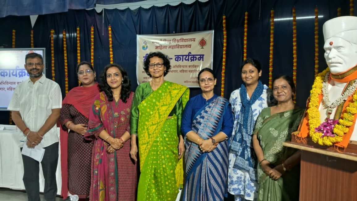 महिला महाविद्यालय में ‘दीक्षारंभ’ के दूसरे दिन नवप्रवेशी छात्राओं को मिली विषय और सुविधाओं की जानकारी...