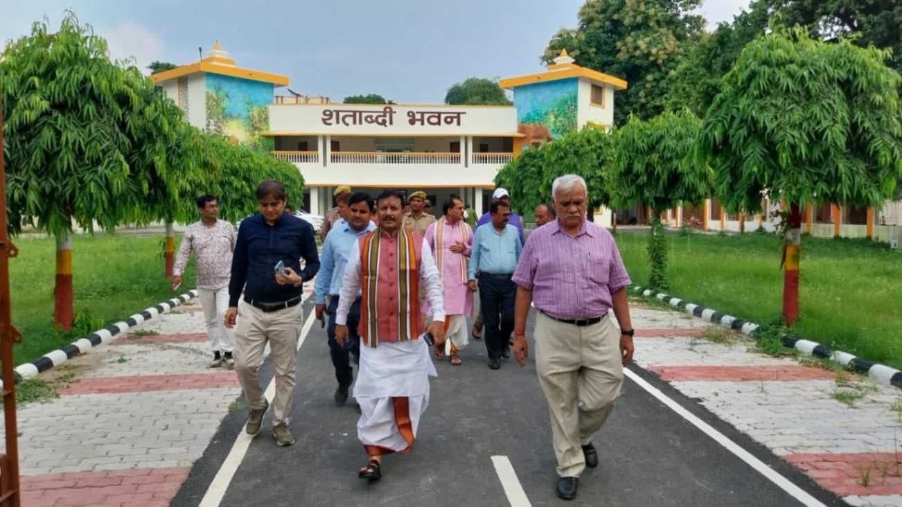पूर्व मुख्य सचिव दुर्गा शंकर मिश्र ने संस्कृत विश्वविद्यालय के विकास कार्यों का किया निरीक्षण