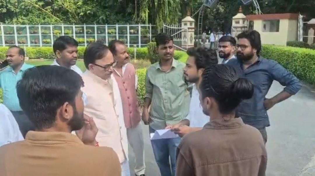33 पेड़ों की कटाई और 2.65 करोड़ के NGT जुर्माने को लेकर छात्रों ने EC को सौंपा ज्ञापन