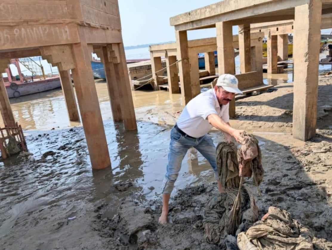 जलस्तर घटने के बाद मणिकर्णिका घाट पर की गई सफाई, गंगा की तलहटी से निकाले करीब 100 किलो कपड़े...