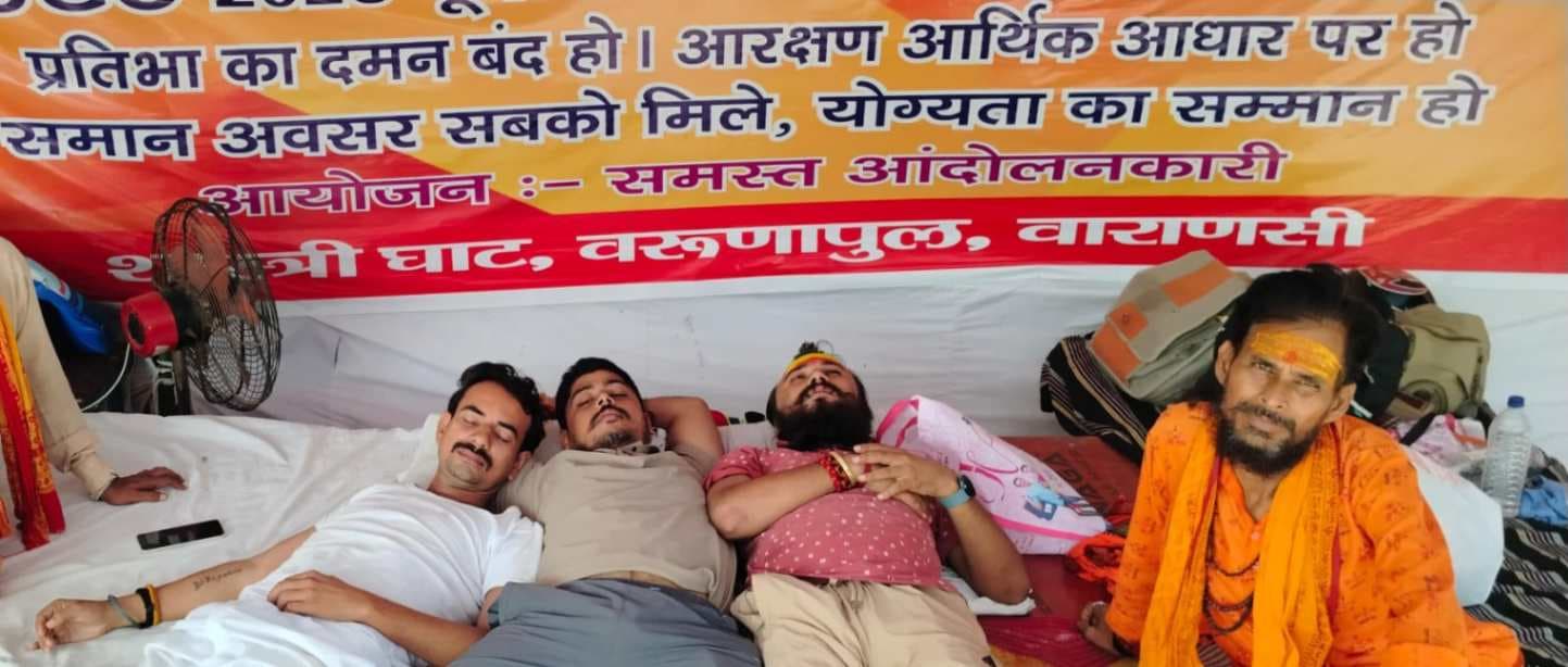 शास्त्रीघाट पर भूख हड़ताल के तीसरे दिन बृजेश मिश्रा की बिगड़ी तबीयत, प्रदर्शनकारियों में बढ़ी चिंता