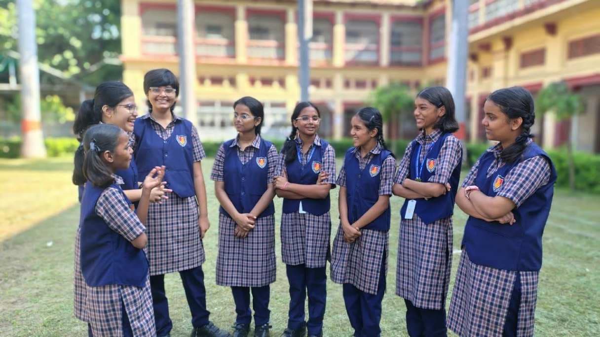 सेंट्रल हिन्दू गर्ल्स स्कूल की यूनिफॉर्म बदली, नीला जैकेट-ट्राउजर और चेक वाला कुर्ता नई पहचान