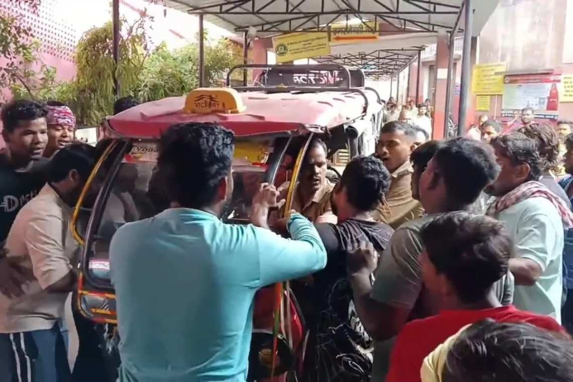 पिशाच मोचन कुंड में डूबकर युवक की मौत, अस्पताल से शव लेकर भागे परिजन, पुलिस ने ऐसे पकड़ा