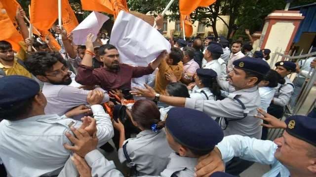 बीएचयू केंद्रीय कार्यालय का घेराव, चीफ प्रॉक्टर को हटाने की उठाई मांग, सुरक्षाकर्मियों से हुई धक्का मुक्की