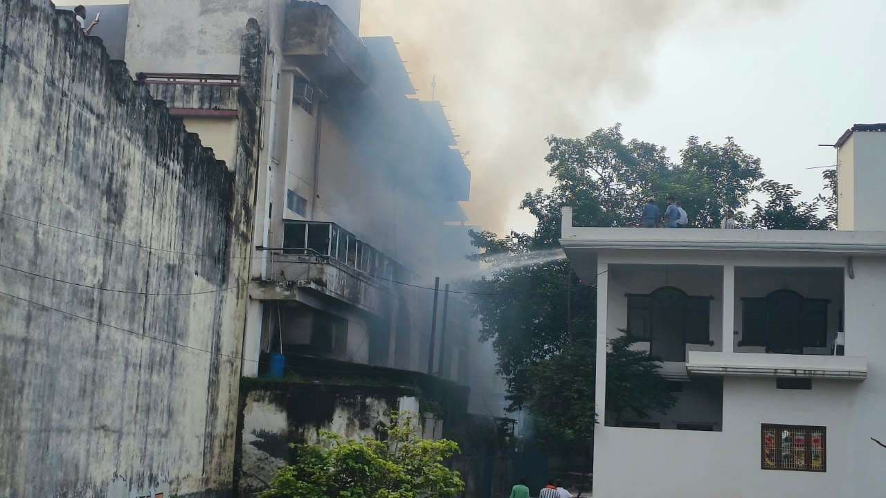 वाराणसी में पंखे के गोदाम में लगी भीषण आग, आसपास के मकान कराए गए खाली, करोड़ों की क्षति