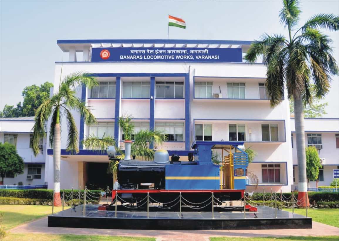 बरेका में सड़क पर मिला महिला का डेढ़ लाख का पर्स, RPF ने सुरक्षित लौटाया.