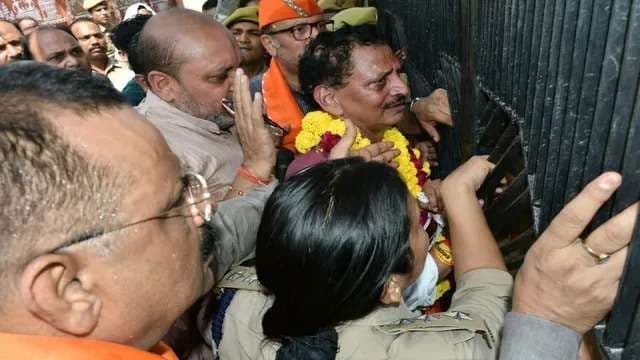 वाराणसी खंड स्‍नातक और शिक्षक निर्वाचन : अव्‍यवस्‍था और धक्‍कामुक्‍की ने भाजपा प्रत्‍याशी काे कर दिया बाहर