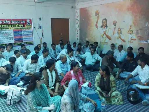 वाराणसी में लेखपालों ने तहसील दिवस का किया बहिष्कार, तहसील में दिया धरना
