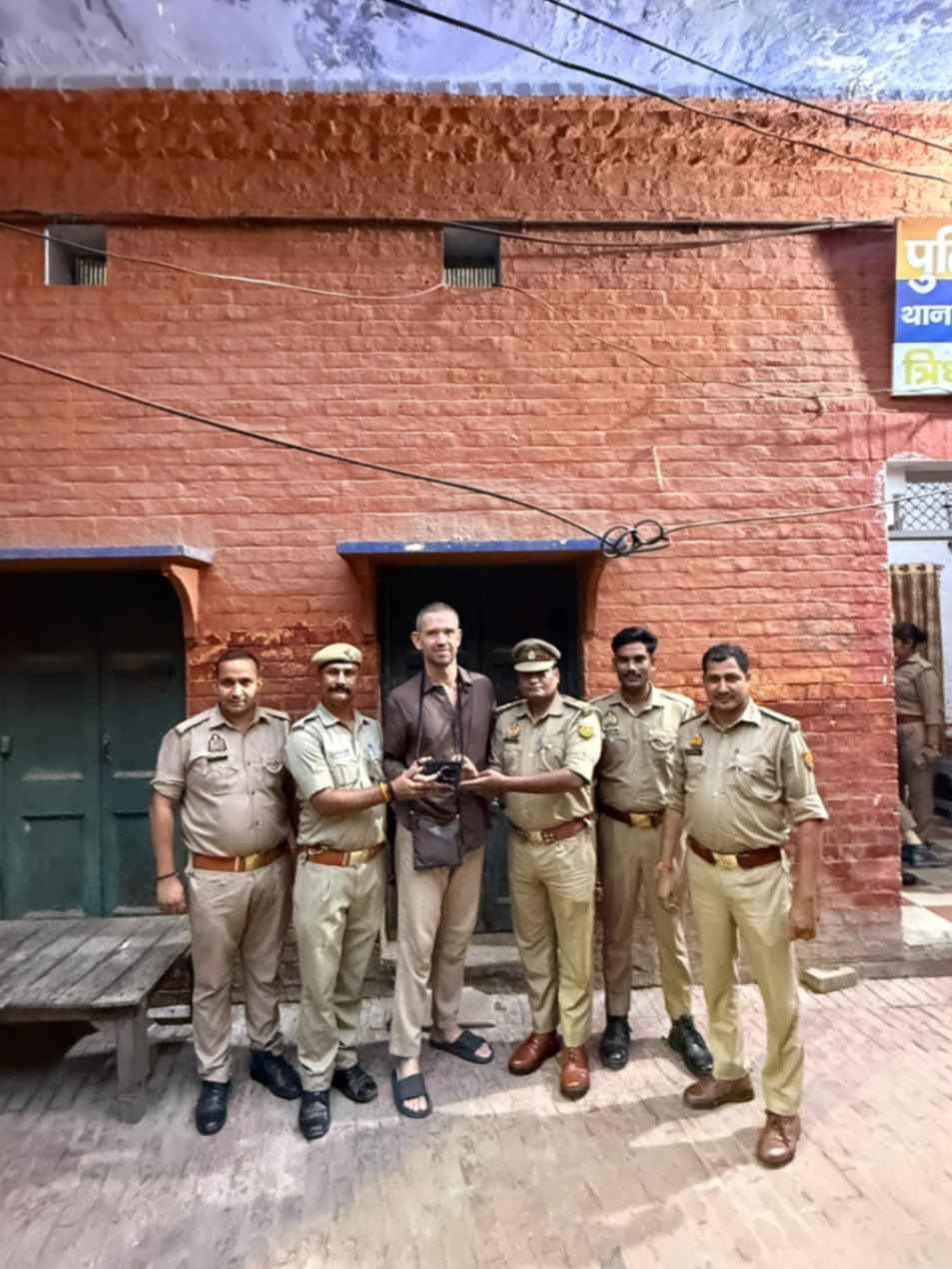 स्वीटजरलैंड के नागरिक का १० लाख का खोया कैमरा मिला 