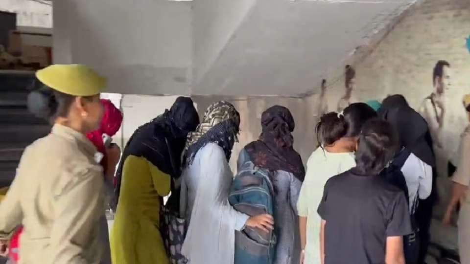वाराणसी में शिकायत पर कैफे में छापेमारी, हिरासत में दो-दो युवक और युवतियां 