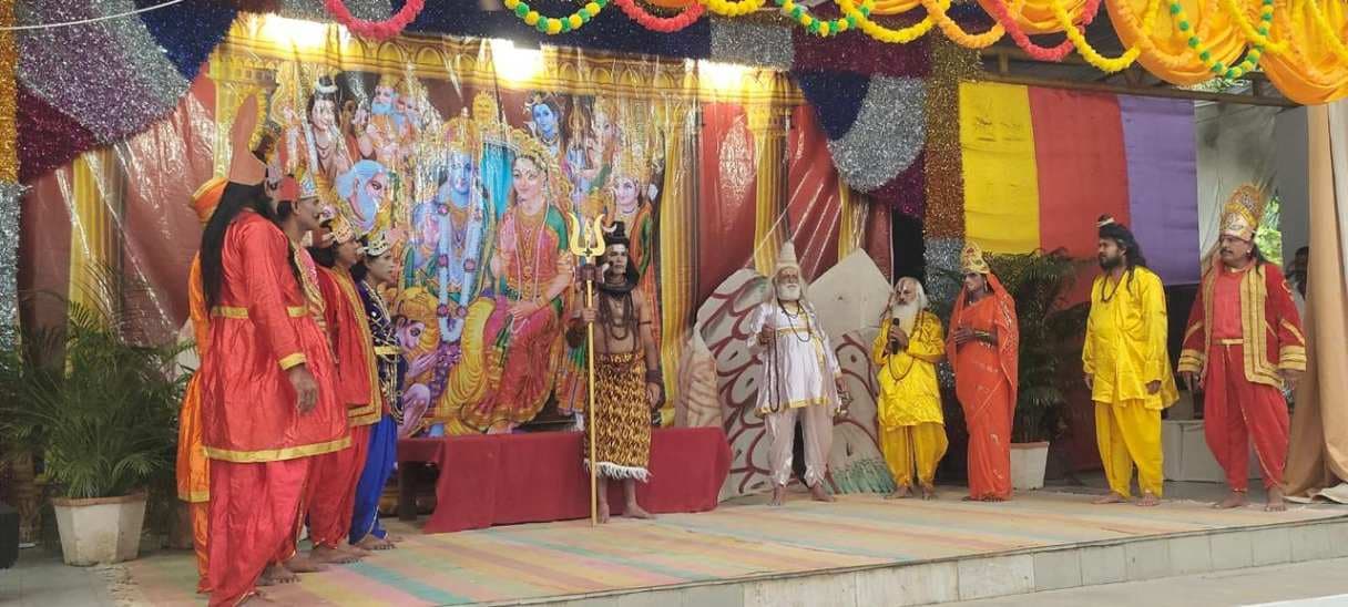 केंद्रीय कारागार वाराणसी में बंदियों की रामलीला का शुभारंभ, मुकुट पूजन के साथ नारद मोह की लीला का मंचन