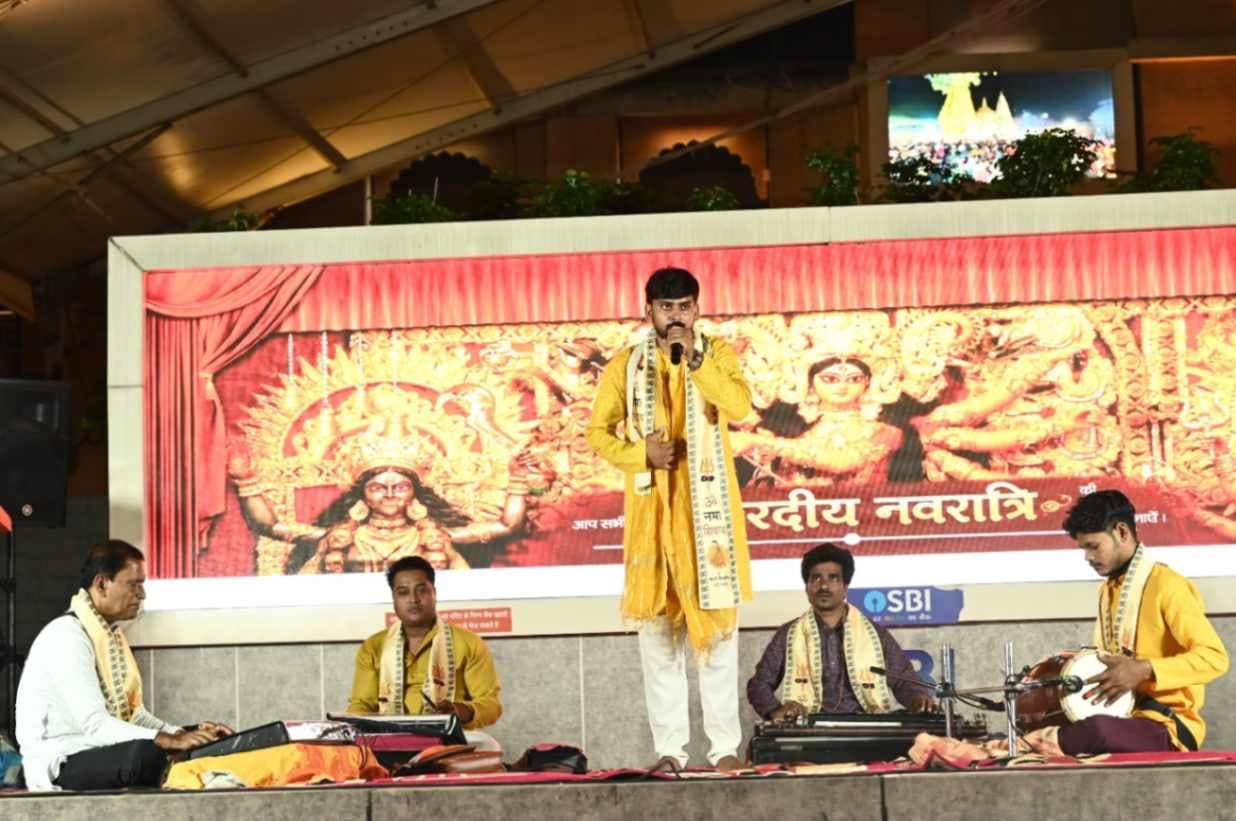 काशी विश्वनाथ धाम में नवरात्रि के पहले दिन सजी भव्य सांस्कृतिक संध्या, भजनों और नृत्य से भक्तिमय हुआ माहौल