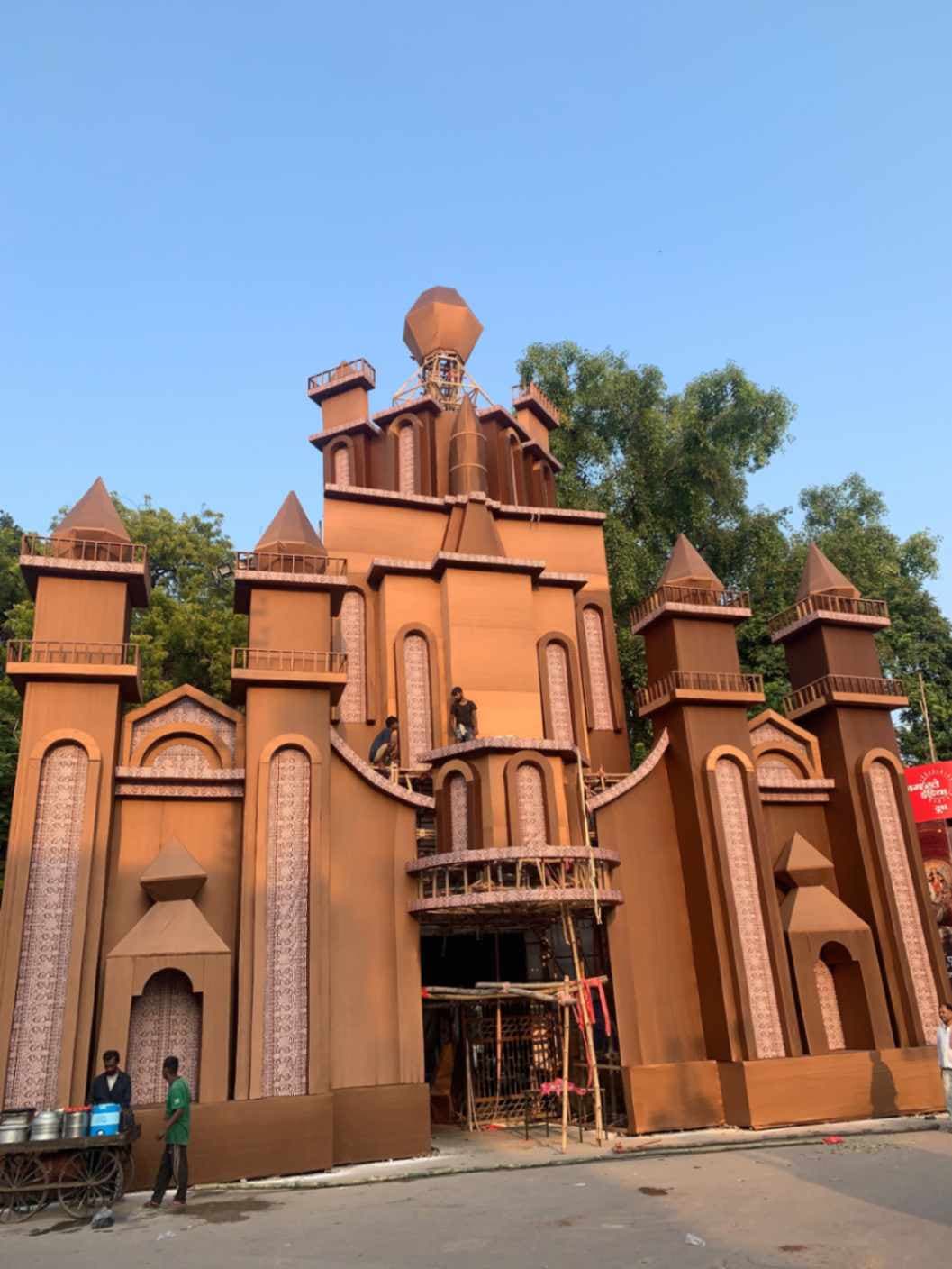 वाराणसी में दिखेगा कर्नाटक के ऐहोल मंदिर का प्रतिरूप, 18 कारीगर बना रहे भव्य पंडाल...