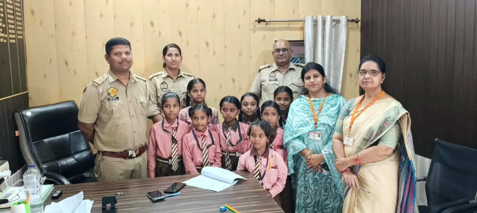 मिशन शक्ति के तहत चौबेपुर थाने पहुंचीं छात्राएं, पुलिस की कार्यप्रणाली से हुईं रूबरू...