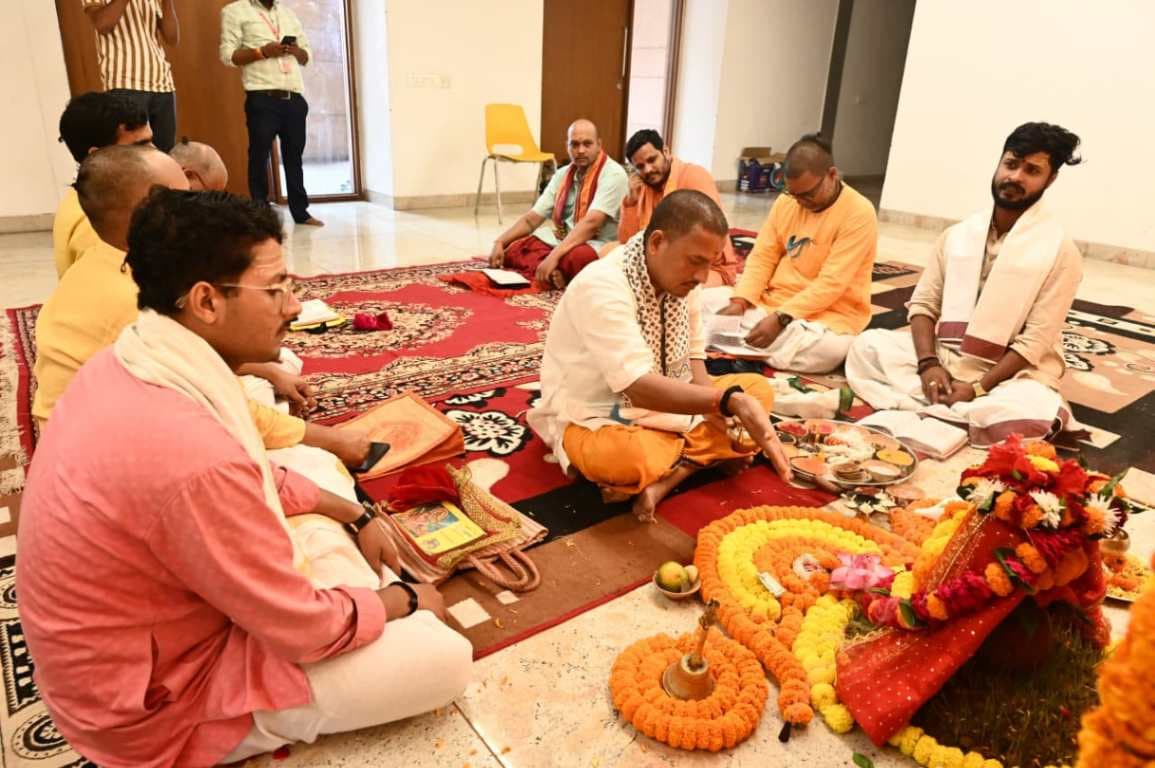 नवरात्रि के छठवें दिन काशी विश्वनाथ धाम में शक्ति की उपासना, मां विशालाक्षी को अर्पित की गई श्रृंगार सामग्री.