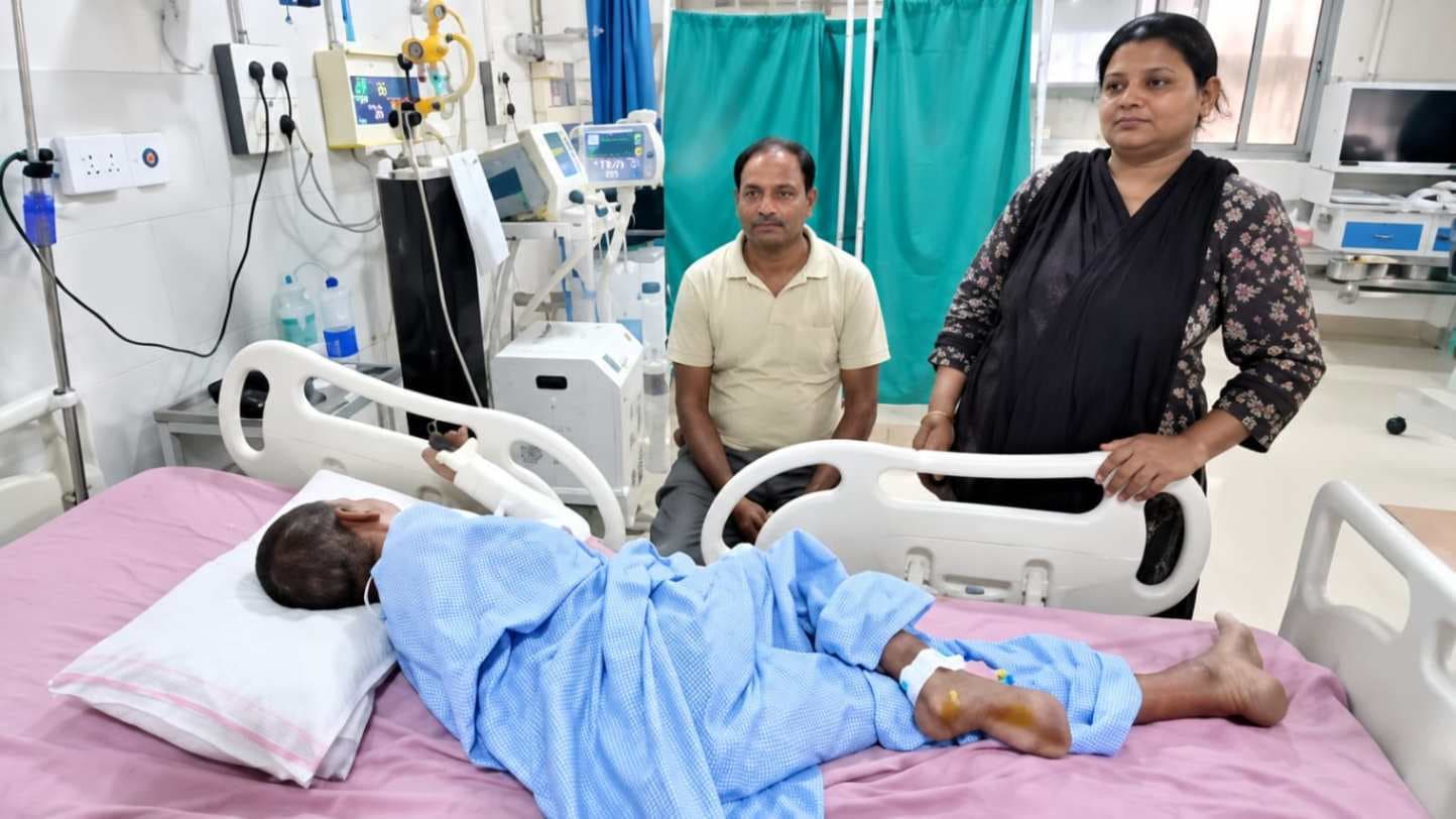 पटाखा विस्फोट में चांदनी और बेटे की हालत गंभीर, बड़ा बेटा-दादी अब भी लापता