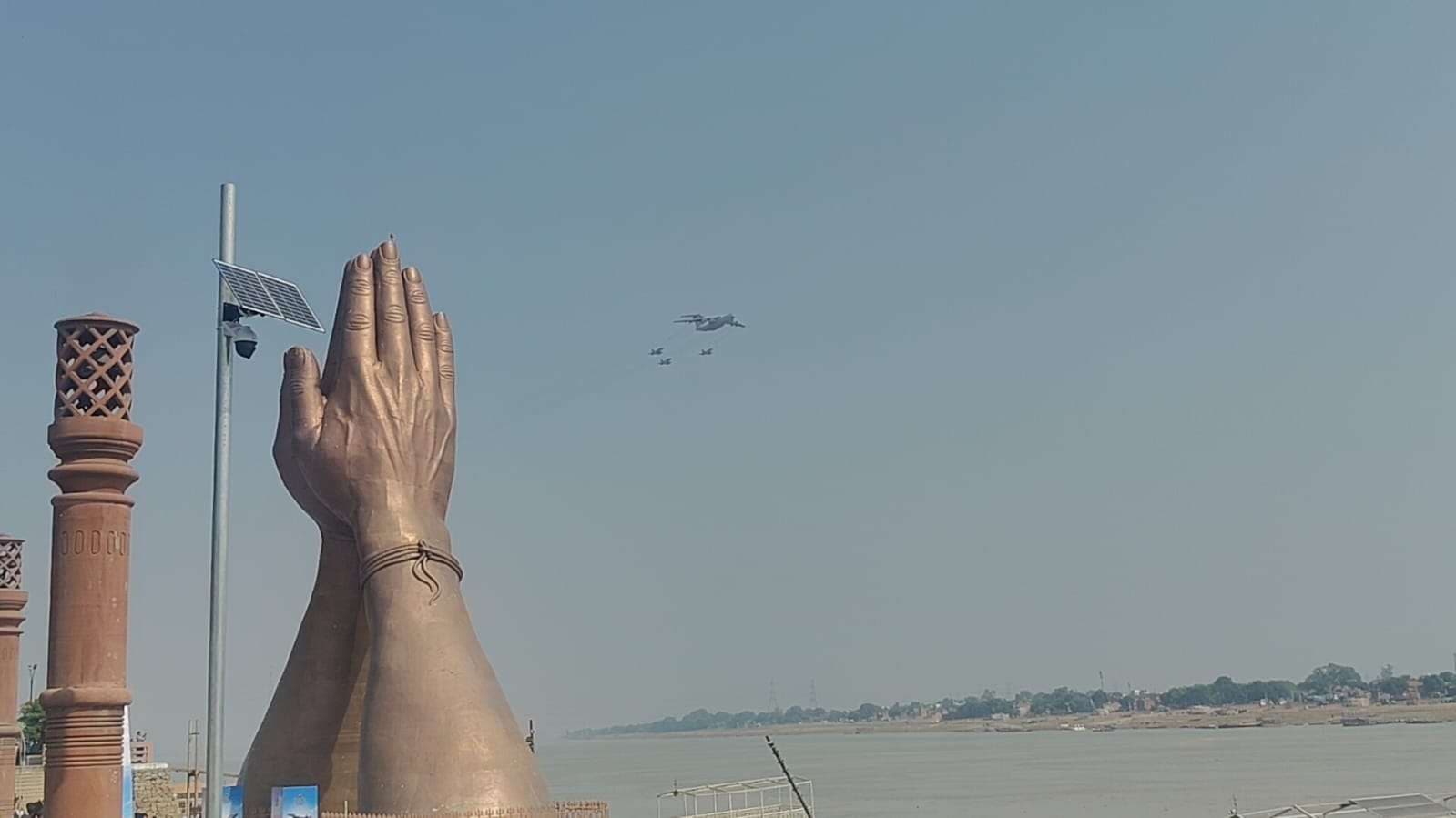 वाराणसी में एयर शो की रिहर्सल देखने गंगा घाटों पर उमड़ी भीड़, सड़कों से घाटों तक बढ़ी रौनक...