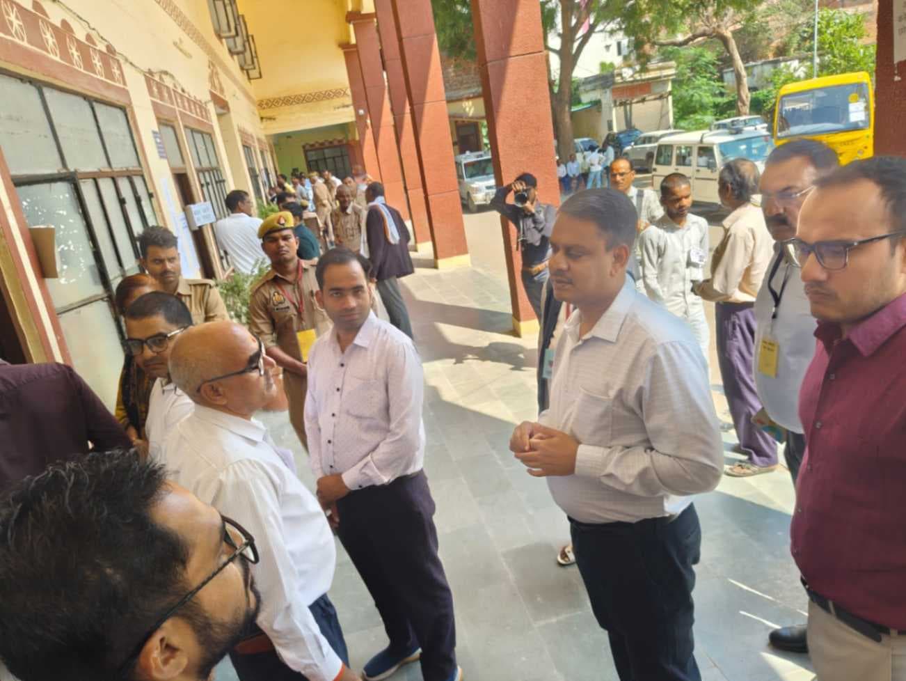 जिलाधिकारी ने विभिन्न मतदान केंद्रों का किया निरीक्षण, दिए आवश्यक निर्देश
