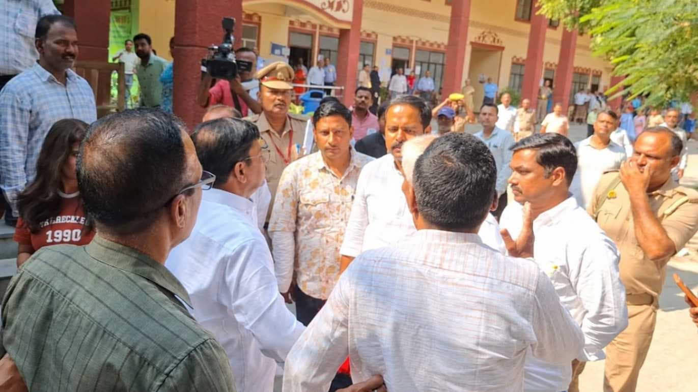 वाराणसी में एमएलसी चुनाव में माहौल गरम, भाजपा कार्यकर्ताओं संग प्रत्याशी आशुतोष सिन्‍हा की झड़प