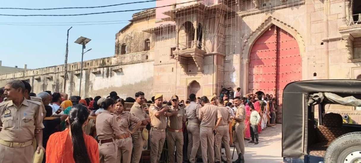 रामनगर किले में खुले दुर्लभ 'श्‍याम वर्ण हनुमान' जी के कपाट, उमड़ी श्रद्धालुओं की भीड़