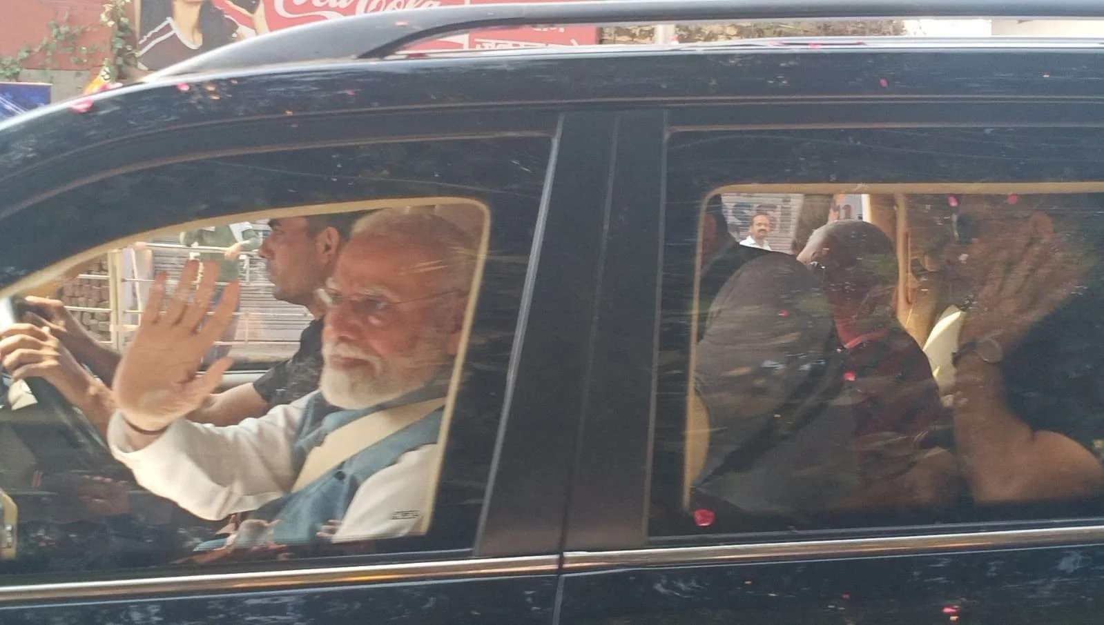 पुलिस लाइन से नमो घाट तक प्रधानमंत्री मोदी का रोड शो, हाथ हिलाकर किया अभिवादन