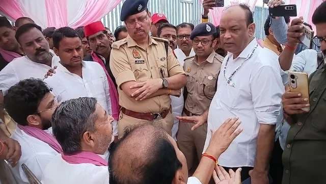 वाराणसी मतगणना स्थल के पास से सपा का कैंप हटाने पहुंचे अफसर, कार्यकर्ताओं से हुई बहस...