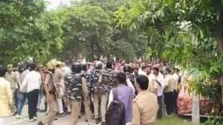 एमएलसी चुनाव: वाराणसी में मतगणना स्‍थल जाने से रोकने पर बीजेपी कार्यकर्ता धरने पर बैठे, पुलिस से नोकझोंक