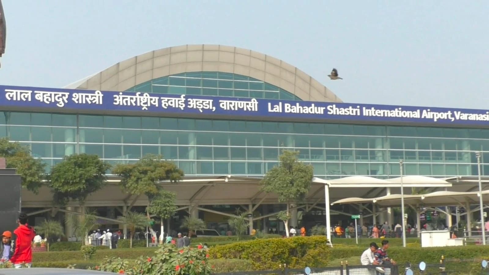 शिफ्ट खत्‍म, विमान नहीं उड़ाऊंगा, वाराणसी में यात्रियों का हंगामा