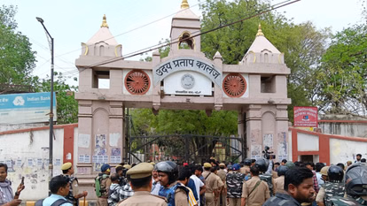 गोलीकांड मामले में यूपी कॉलेज के उग्र हुए छात्र, शिक्षकों पर पथराव, पुलिस ने भांजी लाठियां