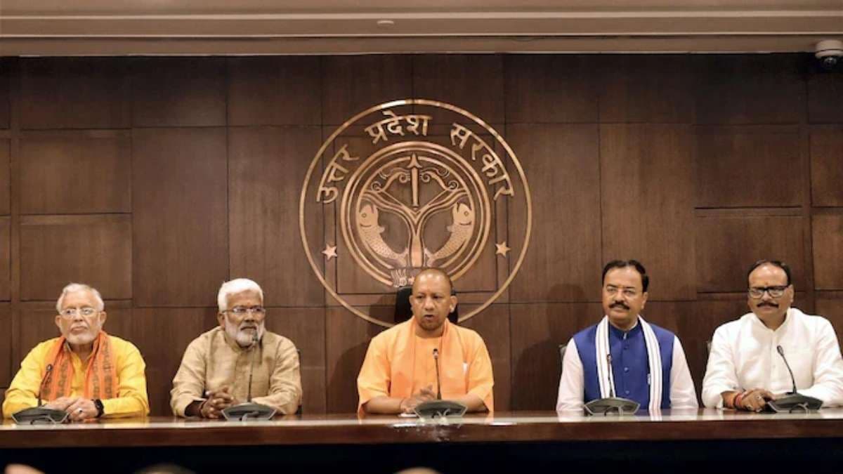 सीएम योगी के निर्देश, आवारा कुत्तों को सड़क से हटाएं
