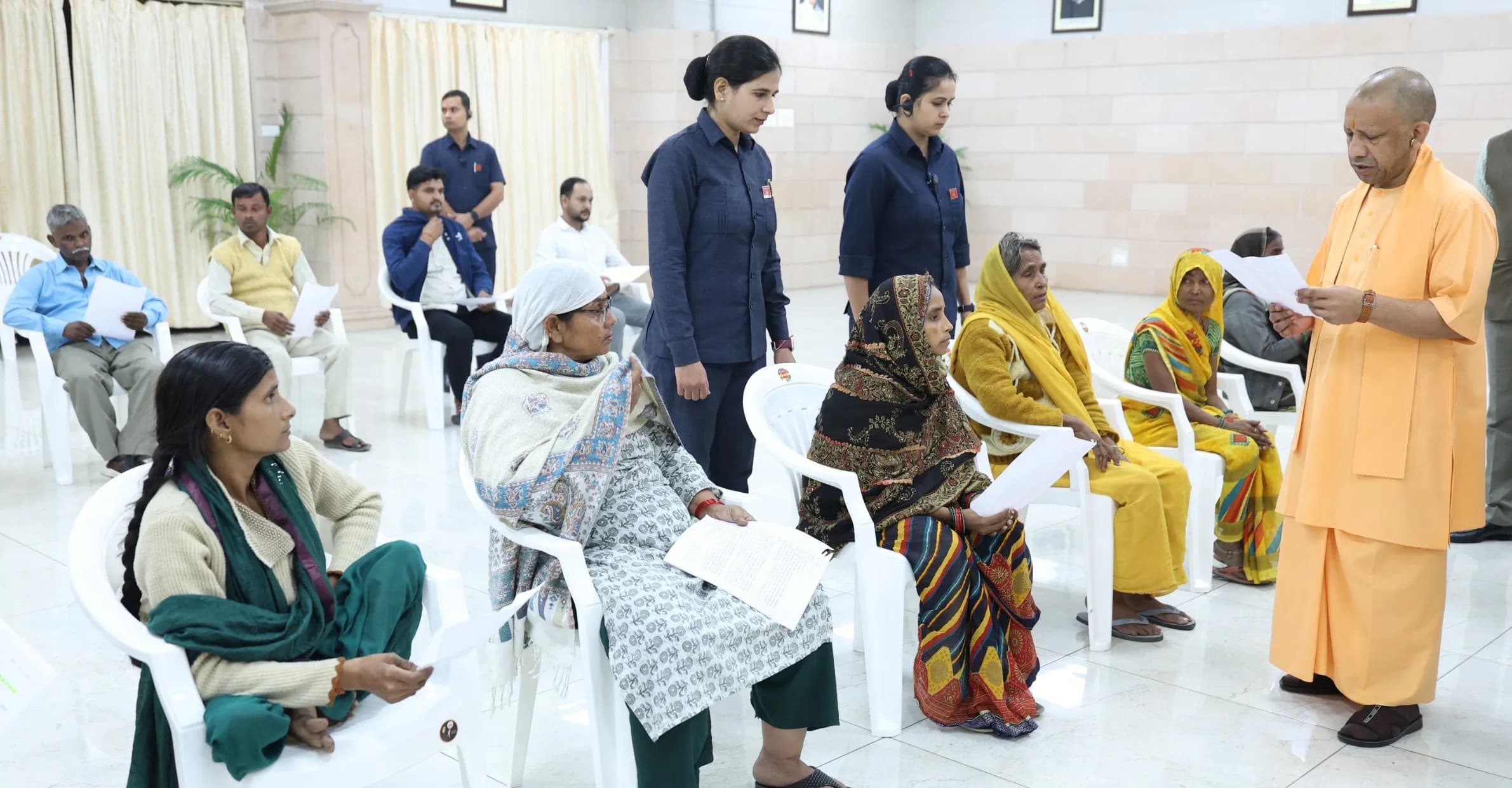 'जनता दर्शन' में सीएम योगी ने सुनी फरियादियों की शिकायतें