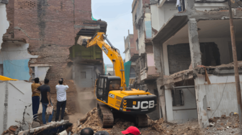 दालमंडी चौड़ीकरण: एक दर्जन से ज्यादा जगहों पर टीन शेड बैरिकेडिंग, स्थानीय लोगों की बढ़ी परेशानी...