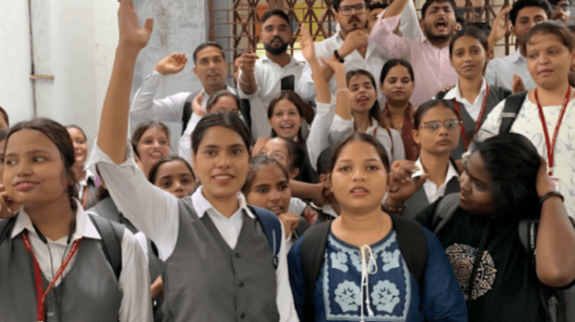 काशी विद्यापीठ के इस विभाग में छात्रों ने जड़ा ताला, अपनी मांगों को लेकर दिया धरना...