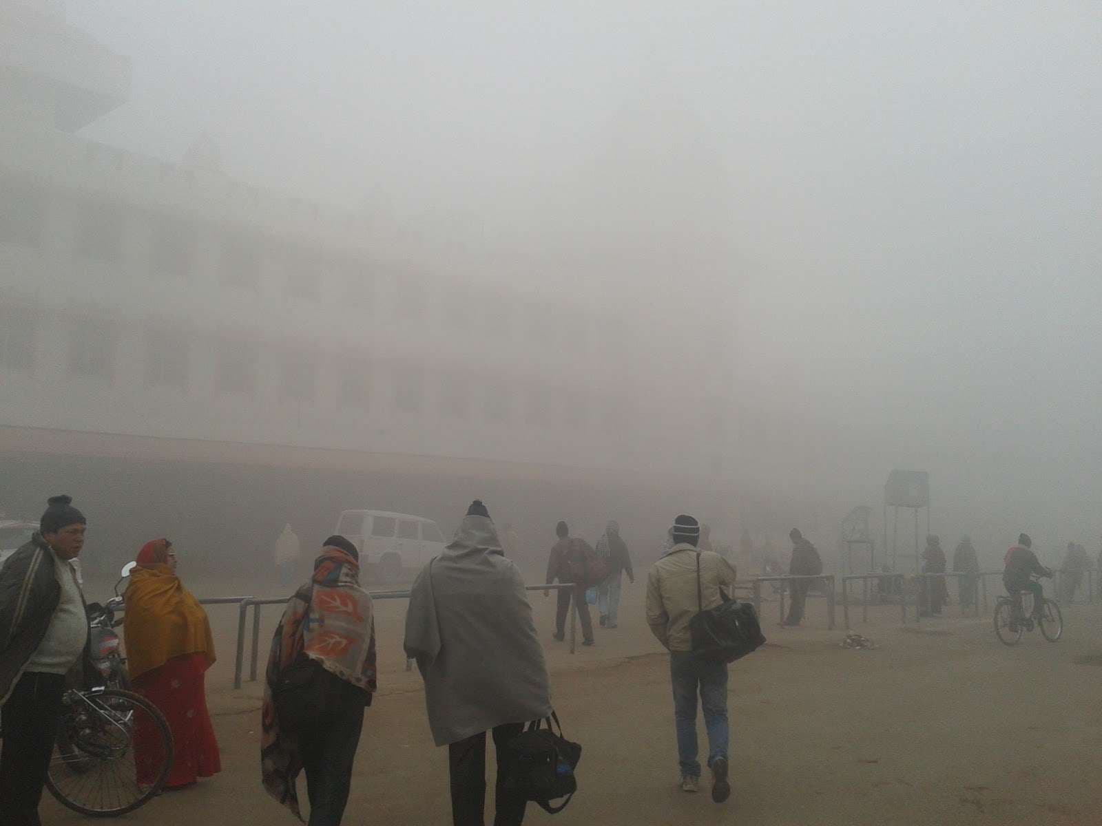 वाराणसी में गलन और कोहरा, पारा फिर 10 डिग्री से नीचे लुढ़का