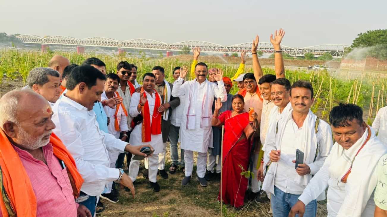 मेयर के साथ कारपूलिंग करते डोमरी पहुंचे 110 पार्षद, पौधों का किया निरक्षण...