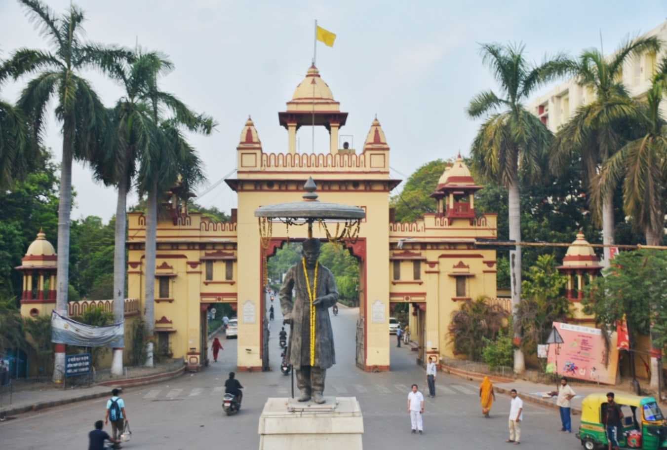 BHU के आयुर्वेद पाठ्यक्रमों को लेकर विश्वविद्यालय ने दी सफाई, कहा- NCISM में प्रक्रिया विचाराधीन