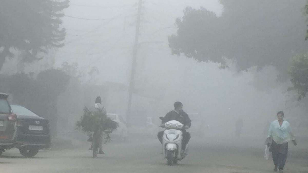 वाराणसी में सता रहा गलन और कोहरा, पछुआ हवाएं तल्ख